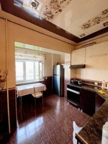 8-ci mikrorayonda Azadlıq metrosu Köhnə Tikili, -7