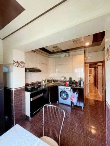 8-ci mikrorayonda Azadlıq metrosu Köhnə Tikili, -8