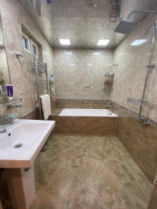 В центре Кубы, на проспекте Г. Алиева, продаётся двухэтажный дом, -13