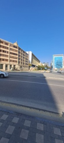 İnşatçılar prospekti,Statistika komitəsinin yanı Köhnə Tikili, -13